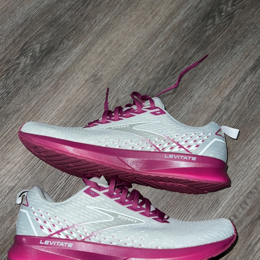 Brooks levitate size 9